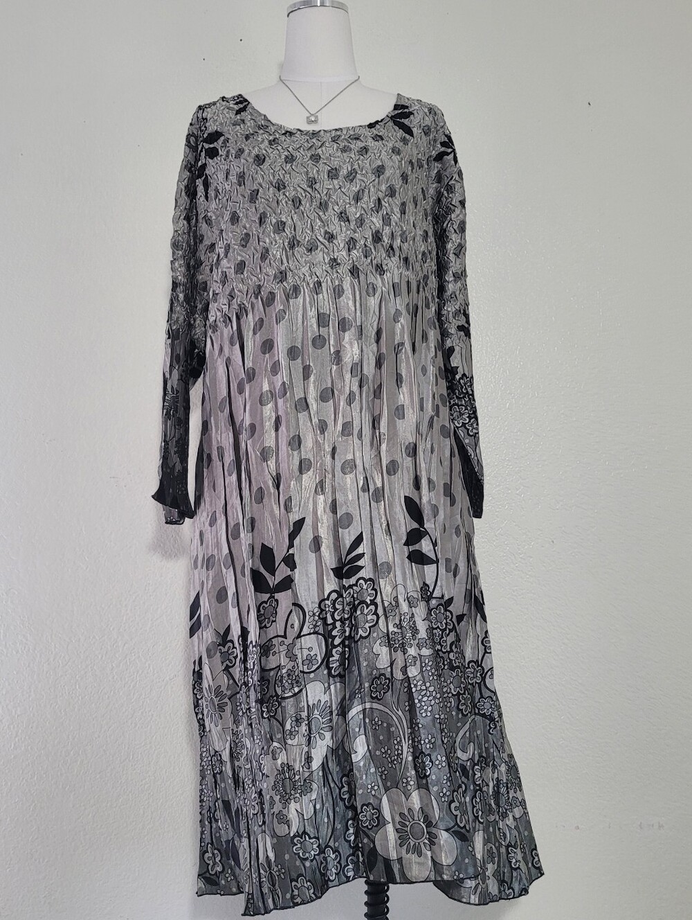 NWT Casual Express Gray & Black Crinkle Floral Pleated Midi Plus Size 2XL Dress